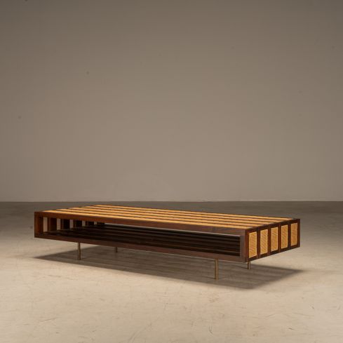 mesa de centro em nogueira e palha indiana