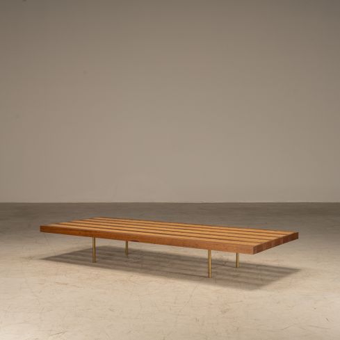 mesa de centro em freijó e palha indiana