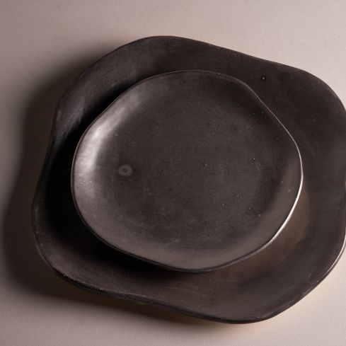 pratos cerâmica preto . anônimo 
