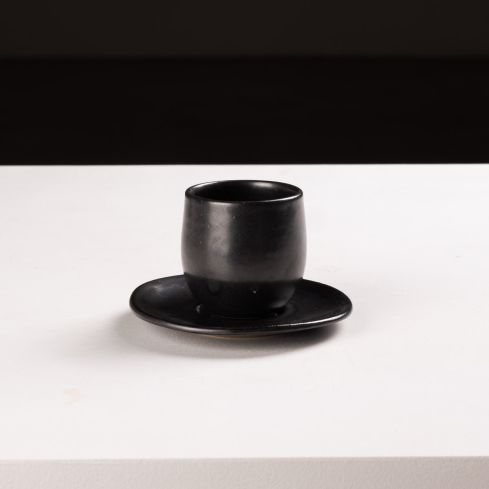 xícara e pires preto 