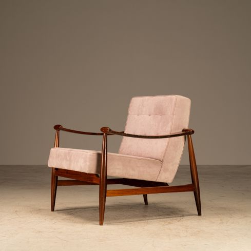 Poltrona com braços curvados