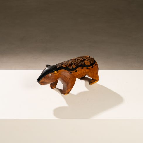 banquinho/escultura em madeira "Paca" 